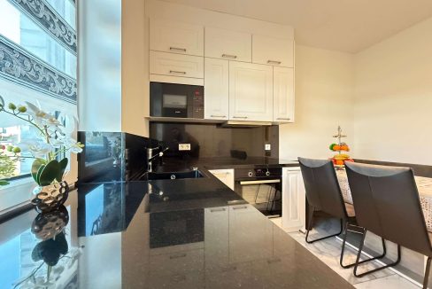 Küche mit Granitplatte