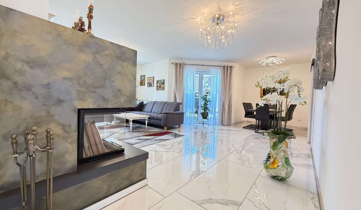 Wohnzimmer mit Kamin