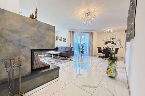 Wohnzimmer mit Kamin