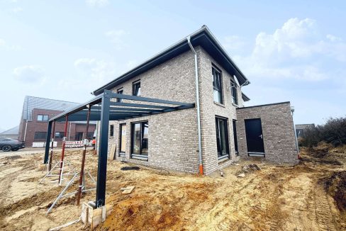 Hausansicht mit Carport