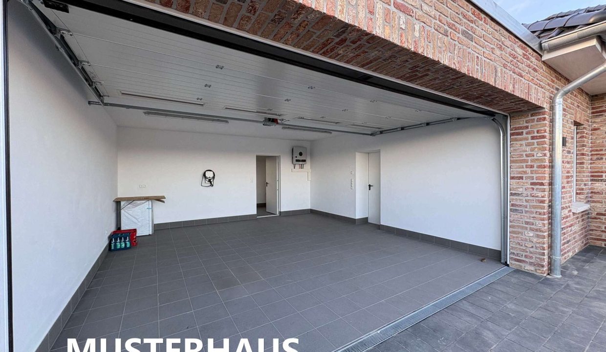 Doppelgarage mit Sektionaltor