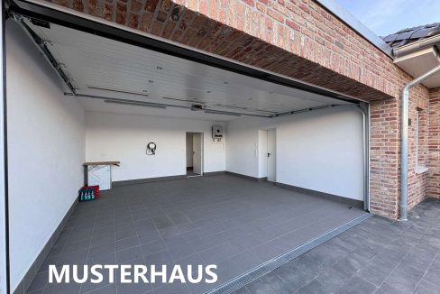 Doppelgarage mit Sektionaltor