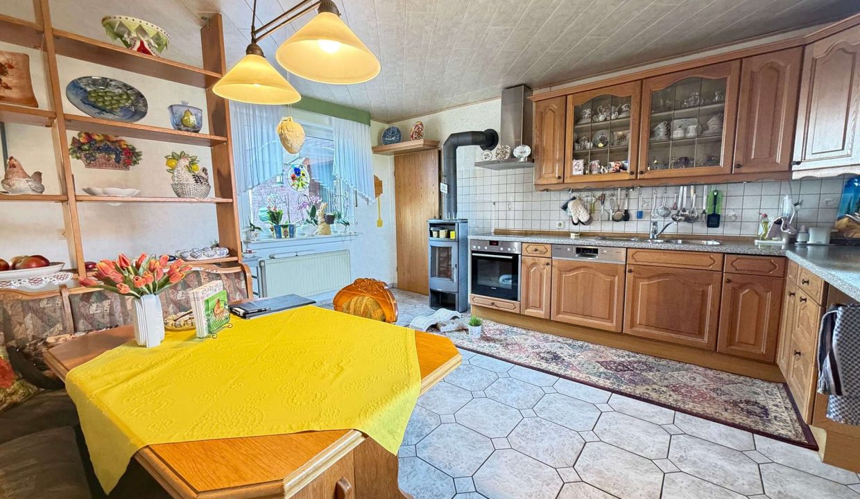 Küche mit Kaminofen