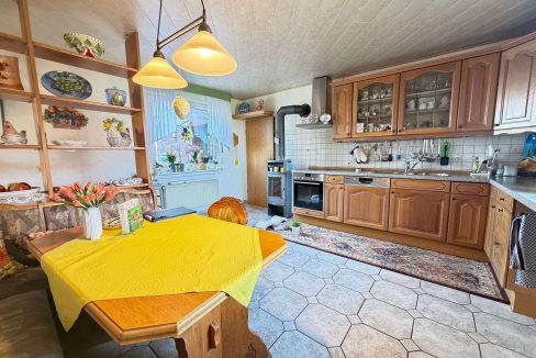 Küche mit Kaminofen