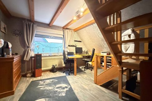Büro mit Treppe zum Spitzboden