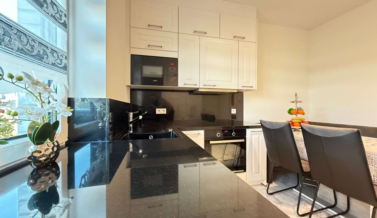 Küche mit Granitplatte