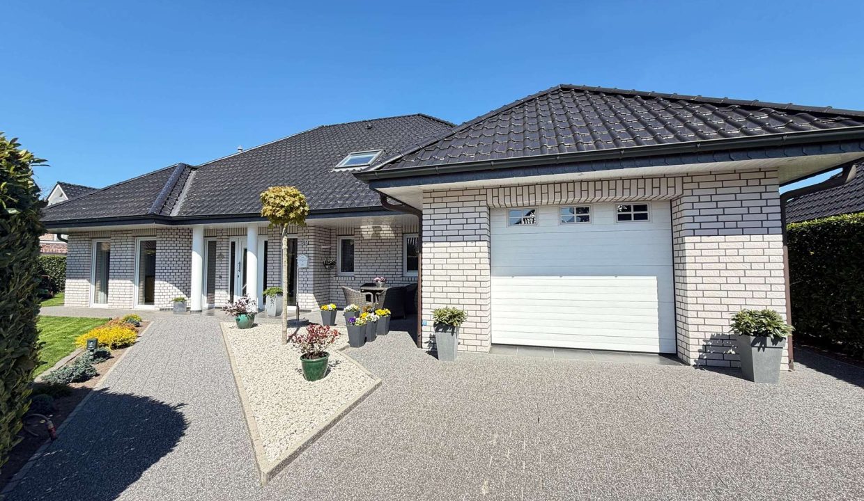 Hausansicht mit Garage