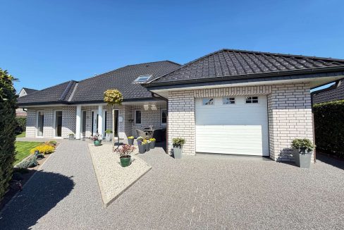 Hausansicht mit Garage