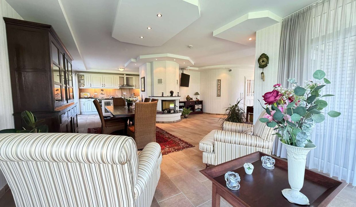 Wohnzimmer mit Kamin