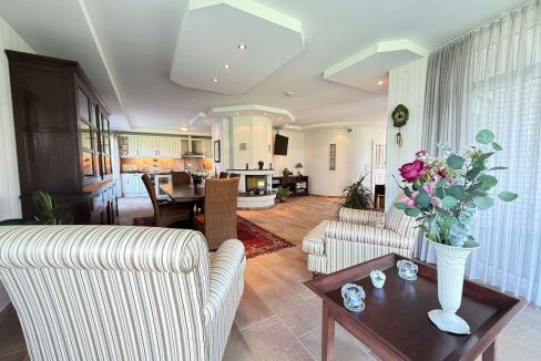 Wohnzimmer mit Kamin