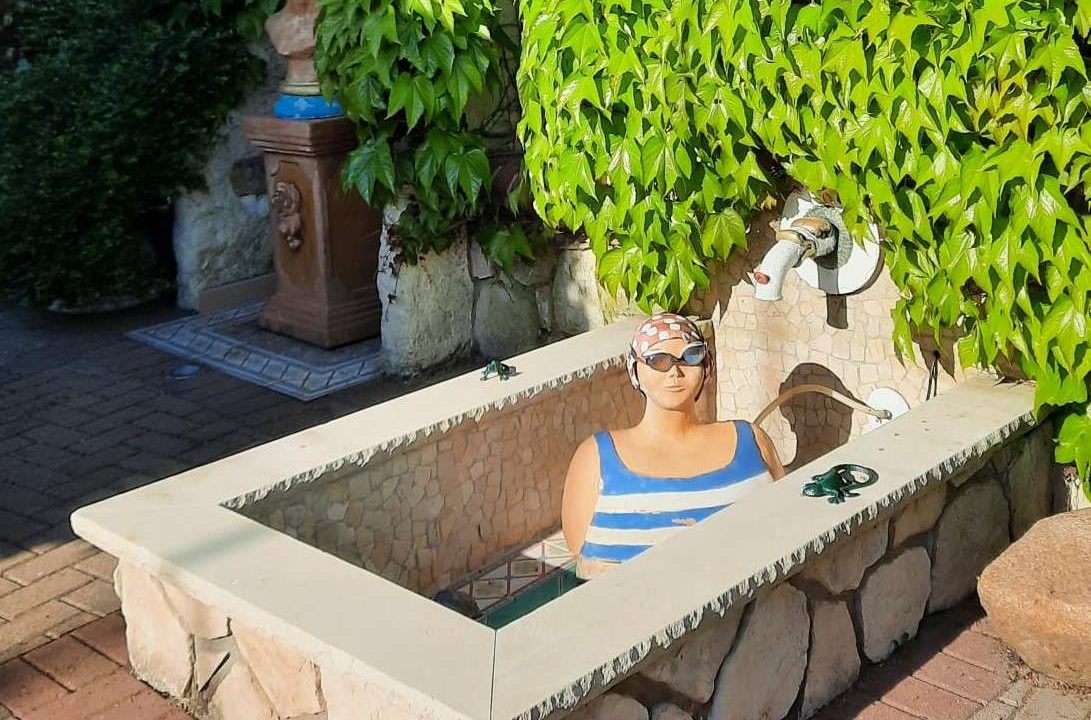 Basin mit Figur
