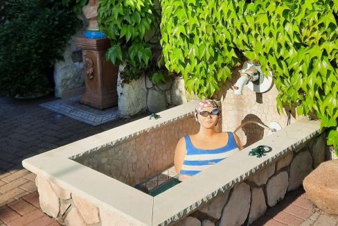 Basin mit Figur