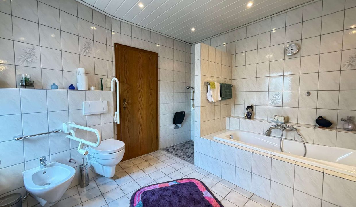 Bad mit Badewanne