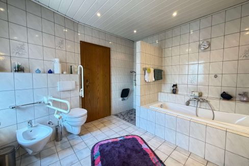 Bad mit Badewanne