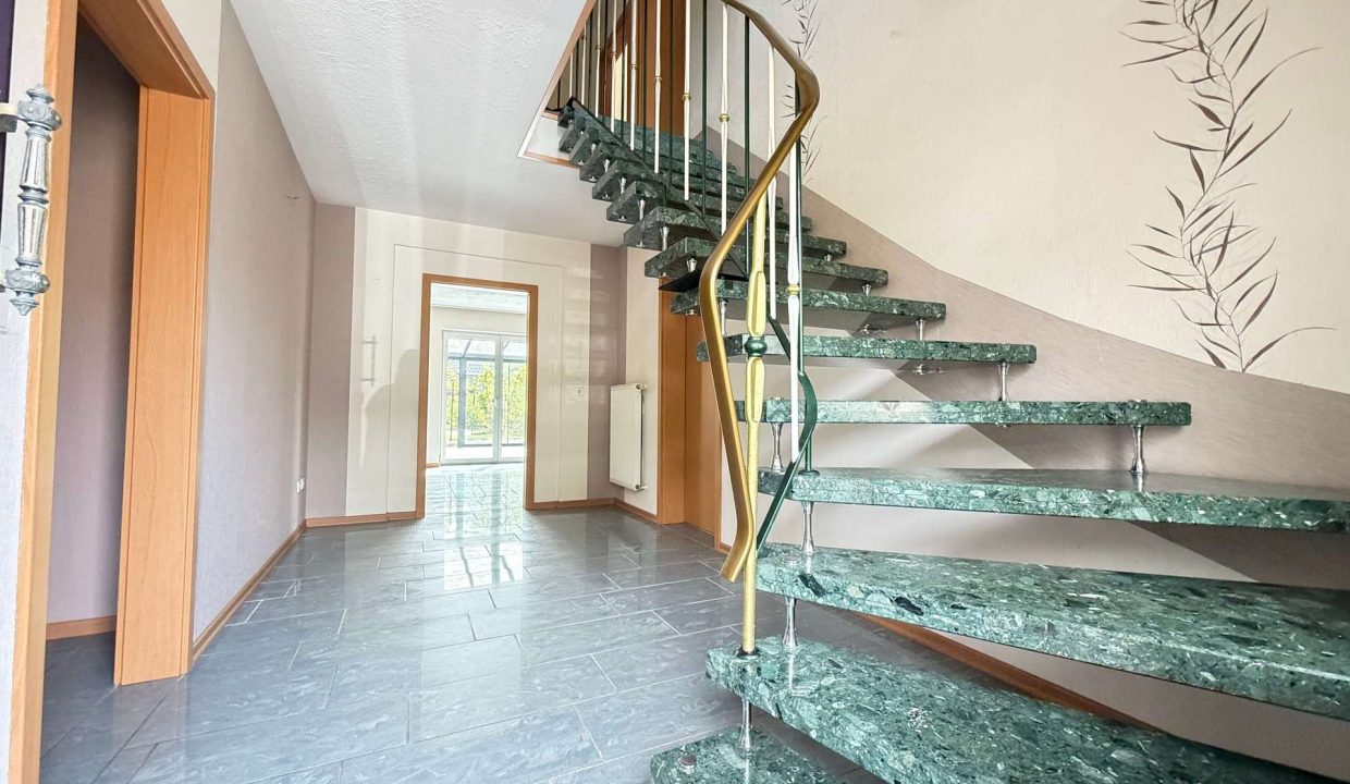 Marmortreppe zum OG