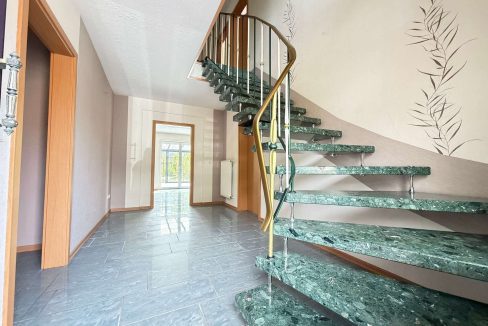 Marmortreppe zum OG