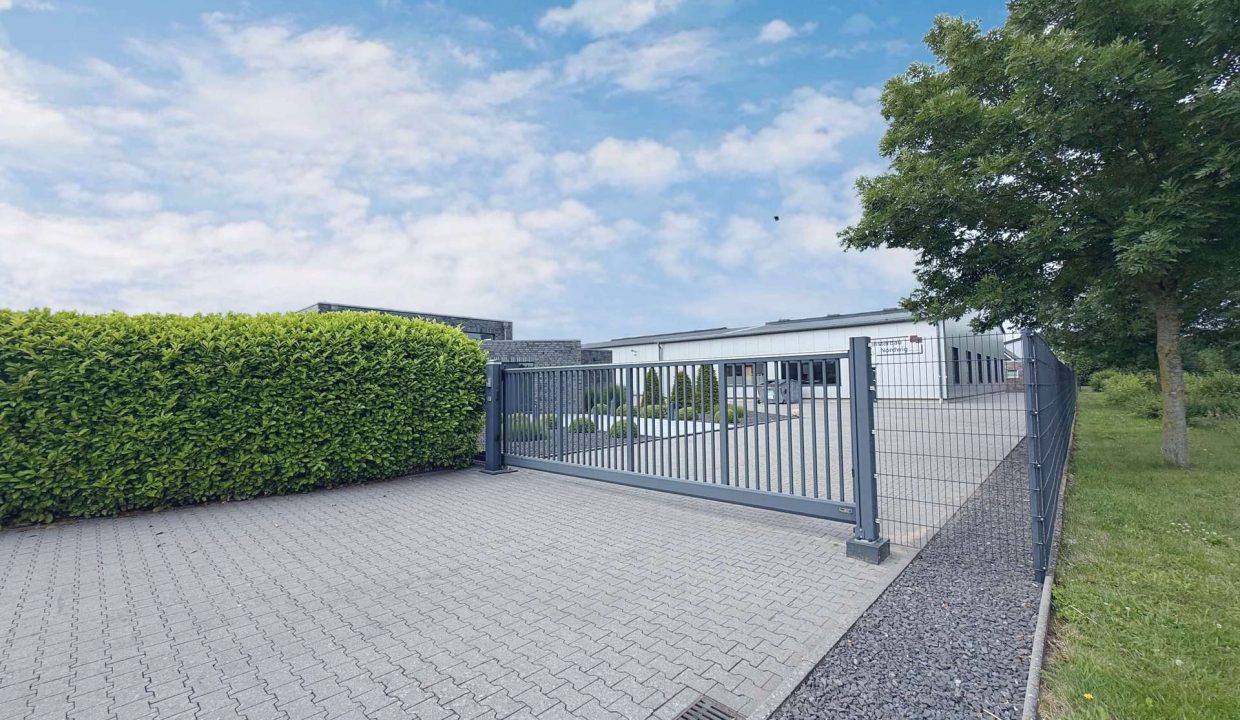Östliche Zufahrt zum Hofgelände