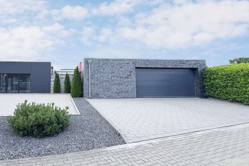 Doppelgarage mit Zugang zum Haus