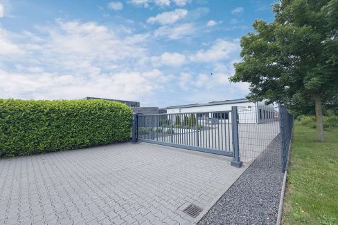 Östliche Zufahrt zum Hofgelände