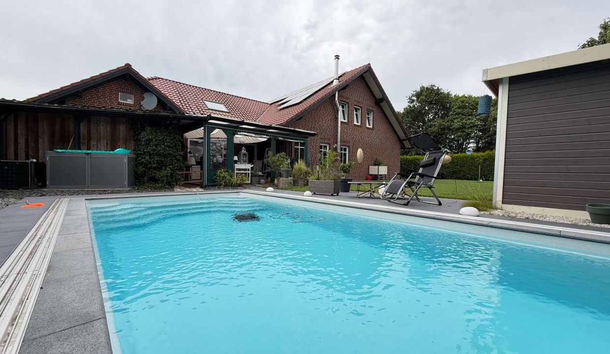 Pool und Wohnhaus