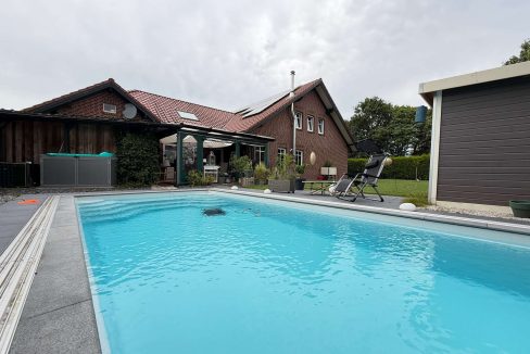 Pool und Wohnhaus