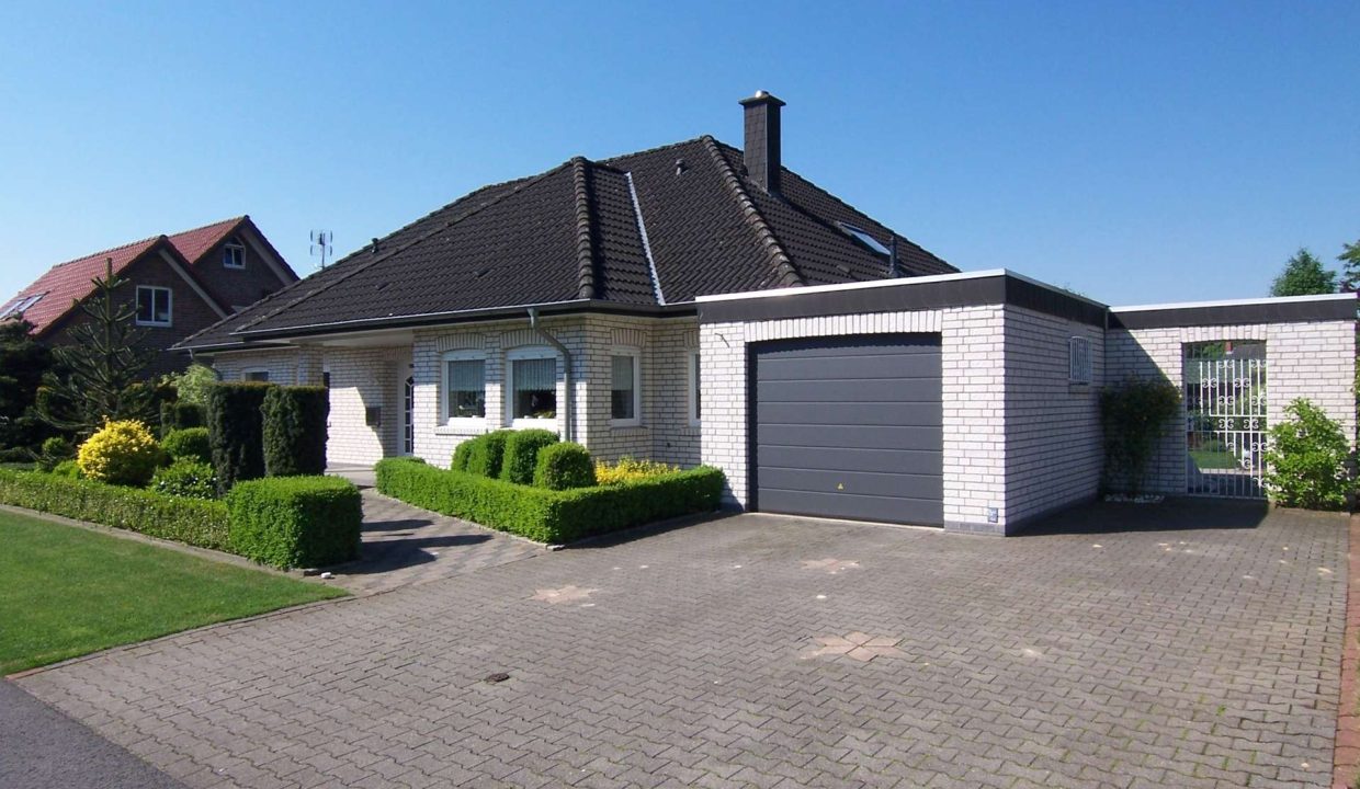 Hausansicht mit Garage