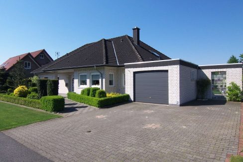 Hausansicht mit Garage
