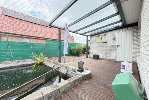 Überdachter Freisitz am Teich