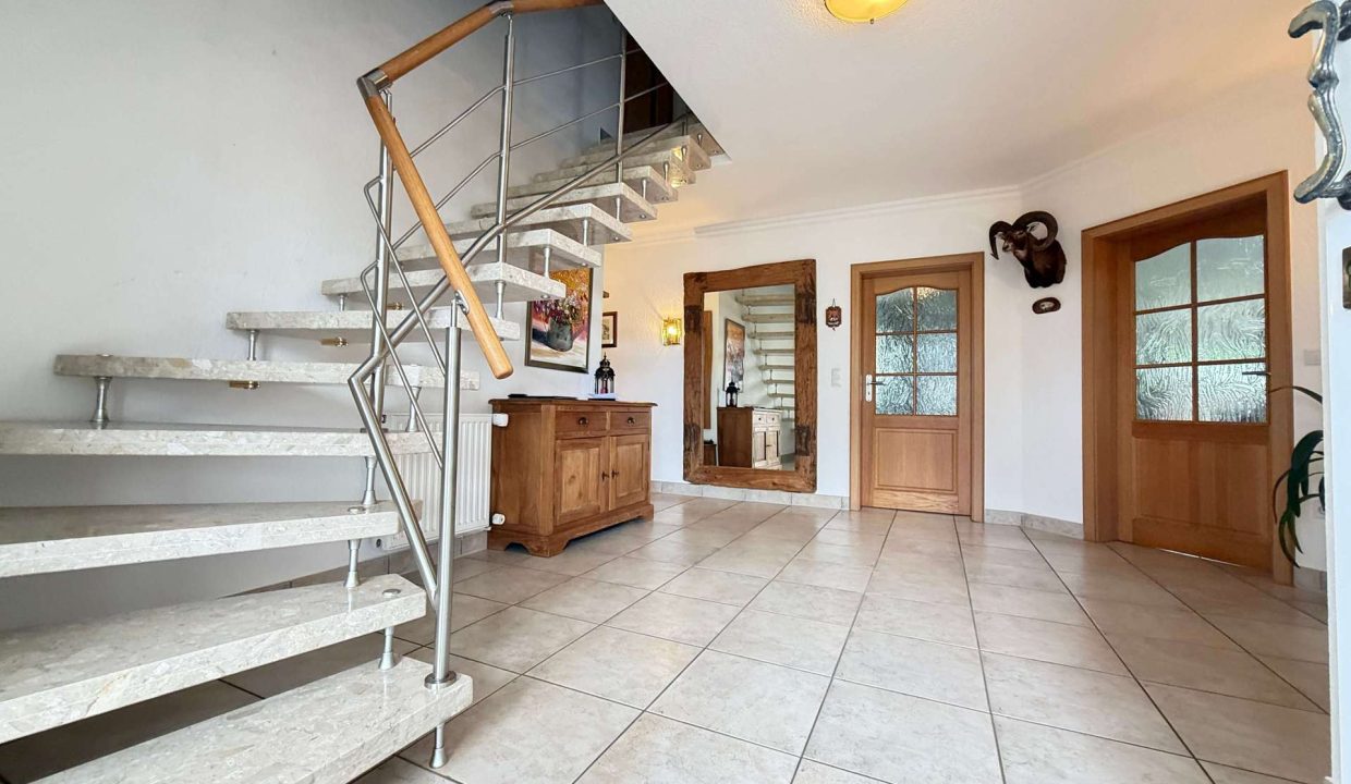 Diele mit Marmortreppe