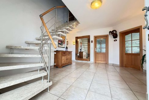 Diele mit Marmortreppe