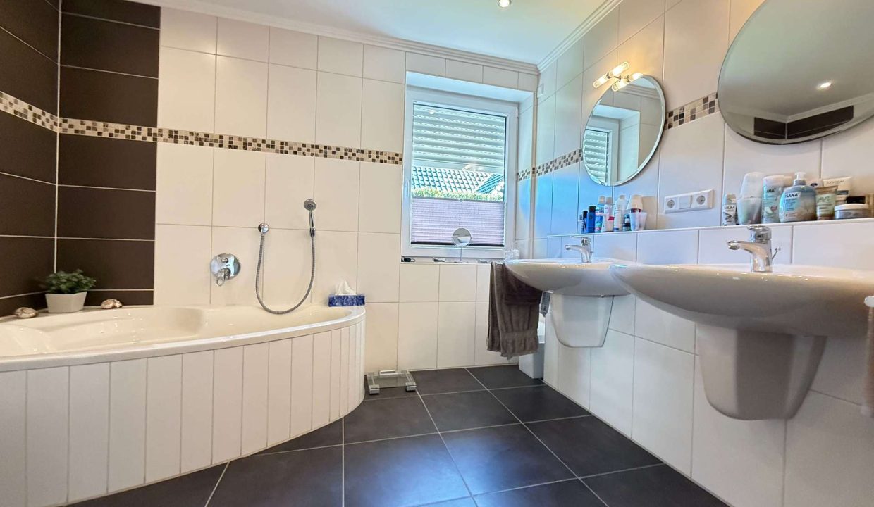 Bad mit Badewanne