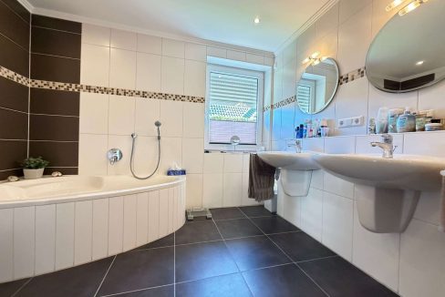 Bad mit Badewanne