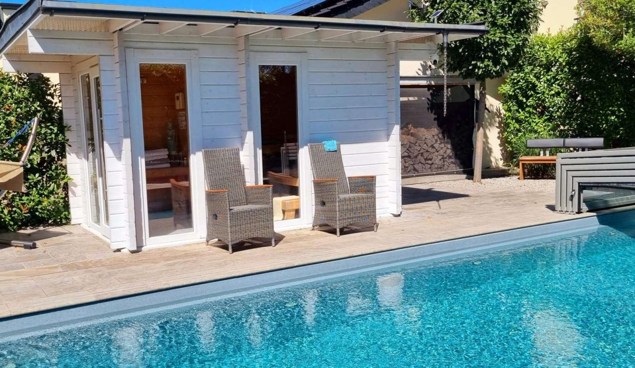 Pool mit Saunahaus