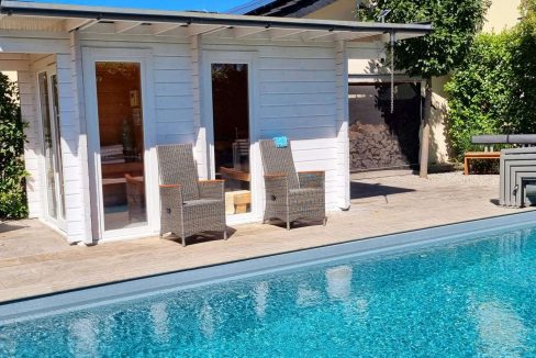 Pool mit Saunahaus