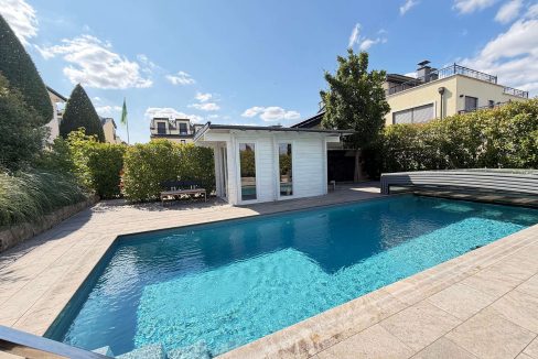 Pool mit Saunahaus