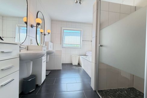 Modernes Badezimmer