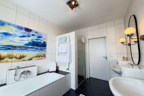Badewanne und Dusche