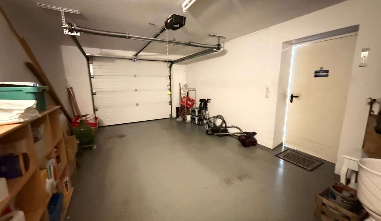 Garage mit Sektionaltor