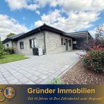 Moderner DHH-Walmdachbungalow