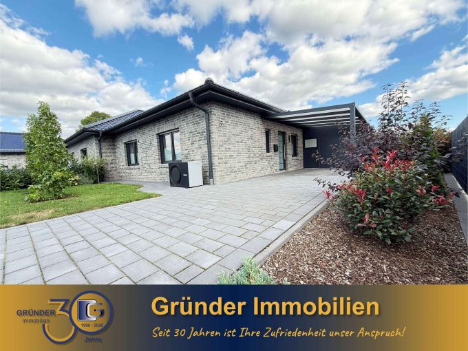 Moderner DHH-Walmdachbungalow