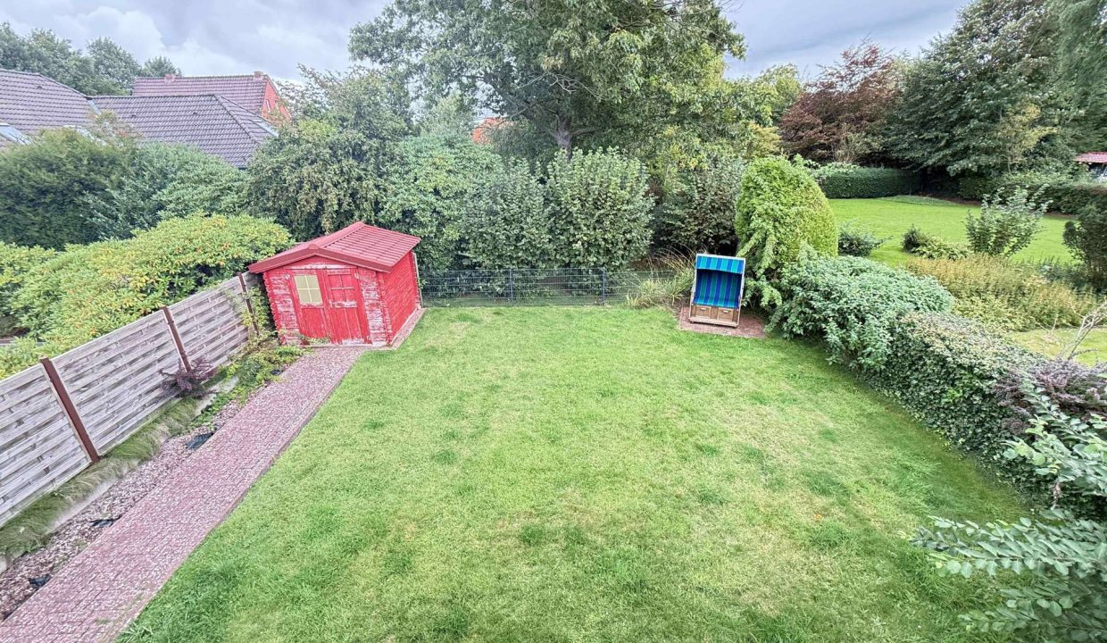 Blick vom Balkon zum Garten