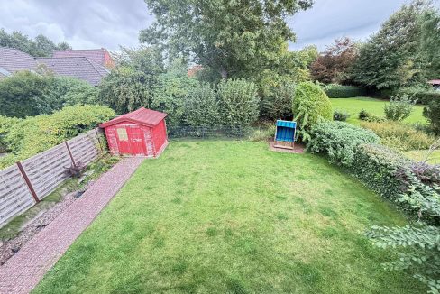 Blick vom Balkon zum Garten