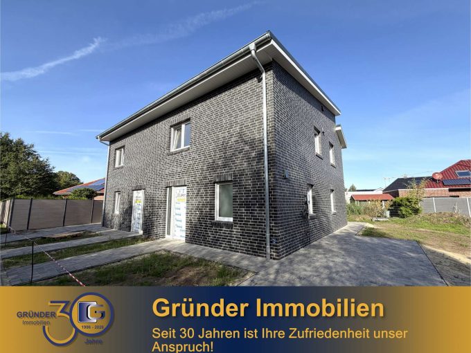 Moderne Doppelhaushälfte mit Garten und Carport