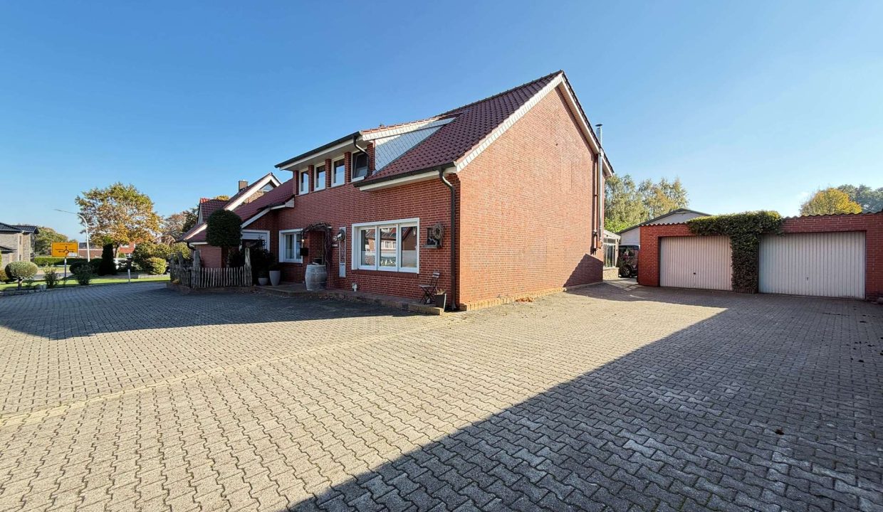 Hausansicht mit Garagen