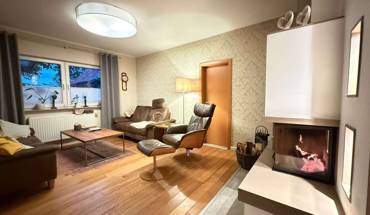 Wohnzimmer mit Kamin