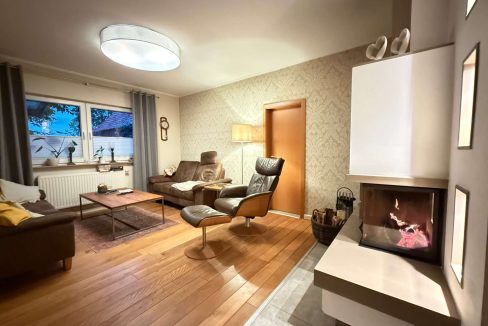 Wohnzimmer mit Kamin