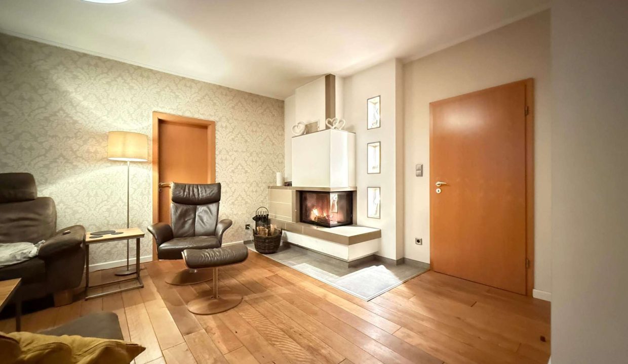Wohnzimmer mit Kamin