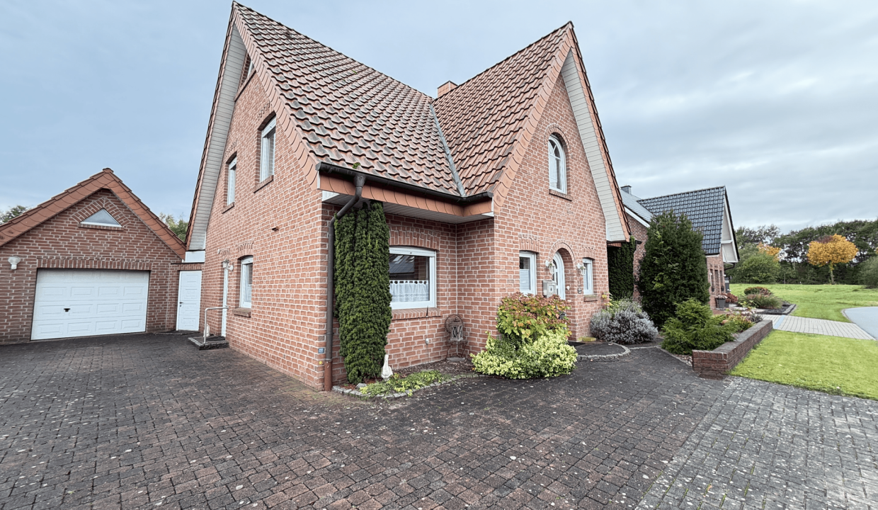 Hausansicht mit Garage