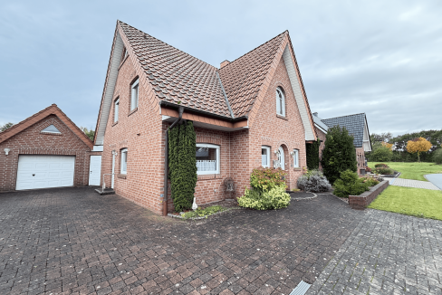 Hausansicht mit Garage